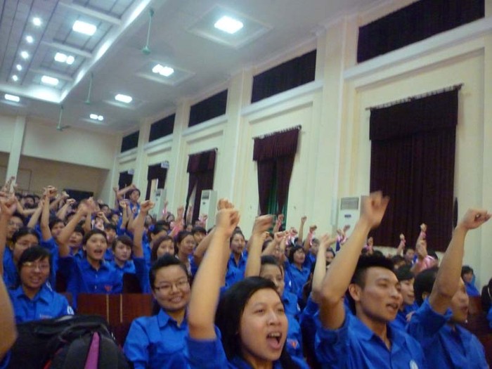Tinh thần quyết tâm của 450 tình nguyện viên chương trình Em tôi đi thi năm 2012